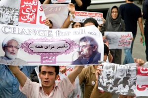 Karroubi wirbt mit den Wahlkampfspruch "Change for all" um Wählerstimmen.