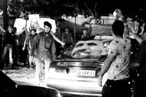 Anhänger Ahmadinedschads feiern ihren Präsidenten.