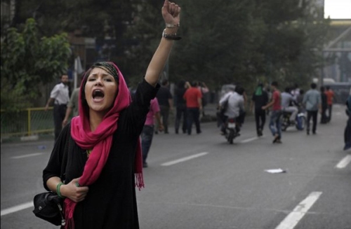 Wütende Demonstranten skandieren "Ahmadi - Pinochet! Iran wird kein zweites Chile!"